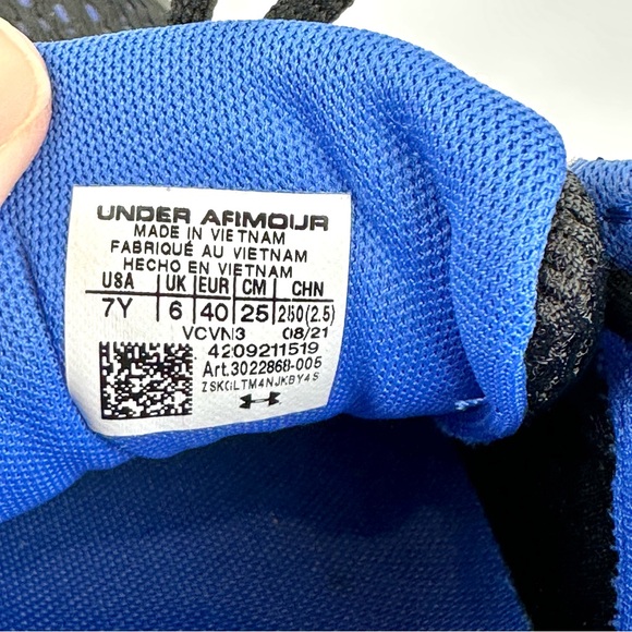 Boys Under Armour Charged Rogue Black Blue Sneakers - Picture 7 of 7